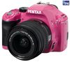 PENTAX K-x - Pink + Objektiv DA L 18-55 mm f/3,5-5,6 + Tasche Reflex 15 X 11 X 14.5 CM + SDHC-Speicherkarte 8 GB + Ladegerät 8H LR6 (AA) + LR035 (AAA) V002 + 4 Akkus NiMH LR6 (AA) 2600 mAh